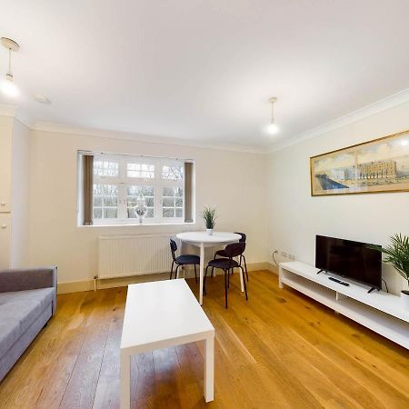 Redhill Town Centre Apartments By Livingo Extérieur photo
