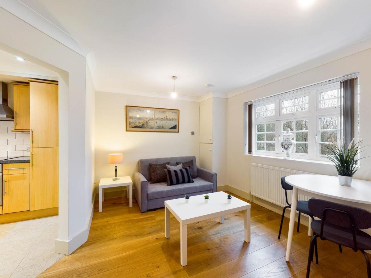 Redhill Town Centre Apartments By Livingo Extérieur photo