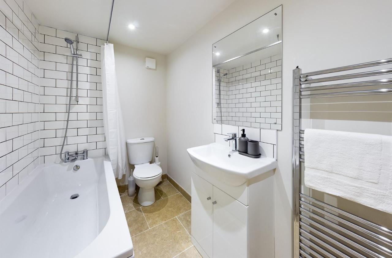 Redhill Town Centre Apartments By Livingo Extérieur photo