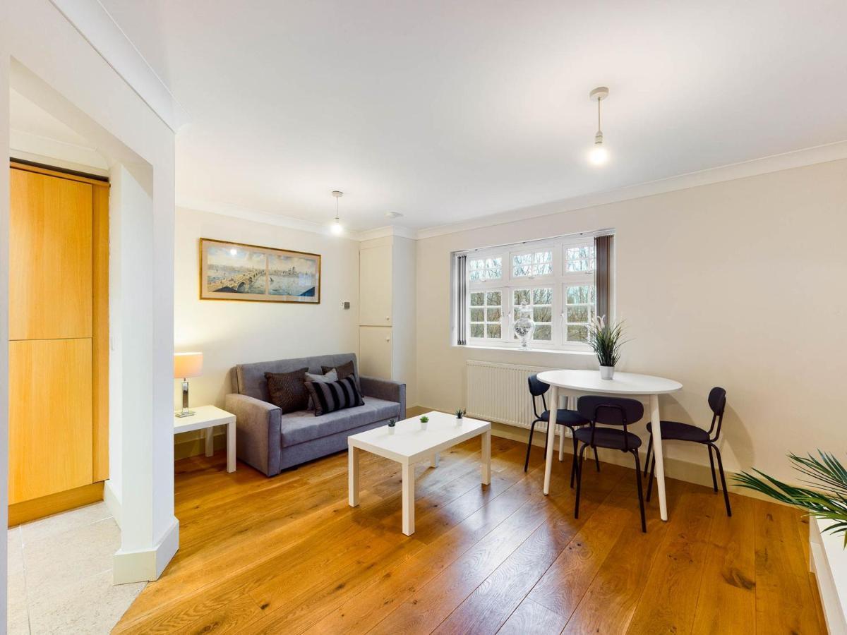 Redhill Town Centre Apartments By Livingo Extérieur photo