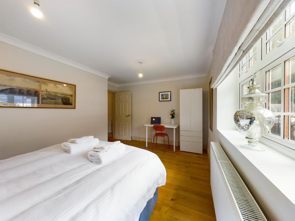Redhill Town Centre Apartments By Livingo Extérieur photo